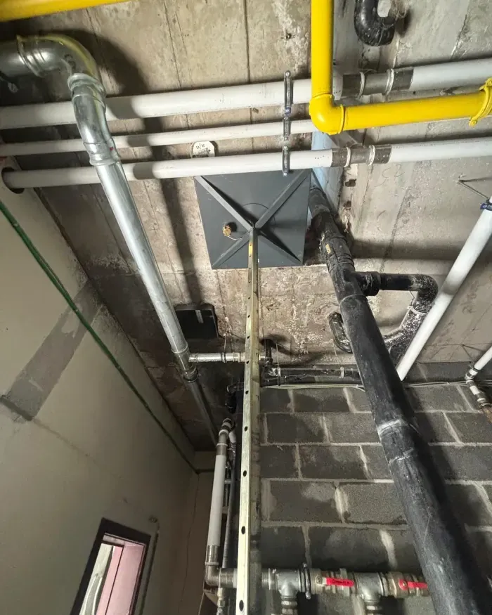 La colonne fixée au plafond, vue depuis le local technique.