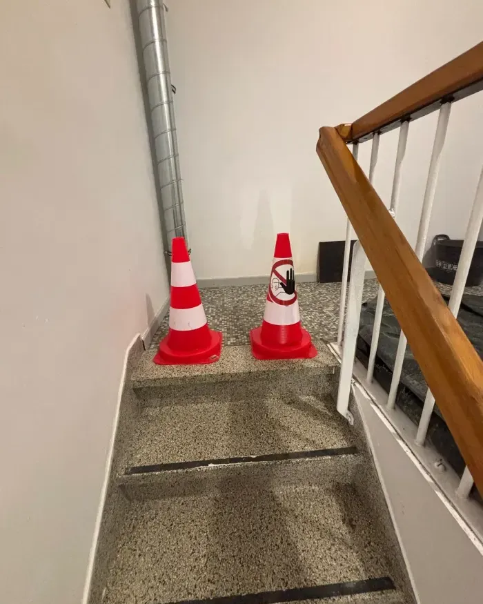 Cônes de signalisation en haut de l’escalier pour fermer le passage.