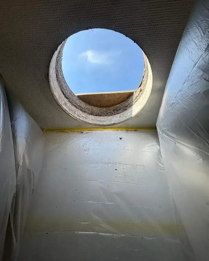 Le plafond traversé : le ciel apparaît à travers le carottage.