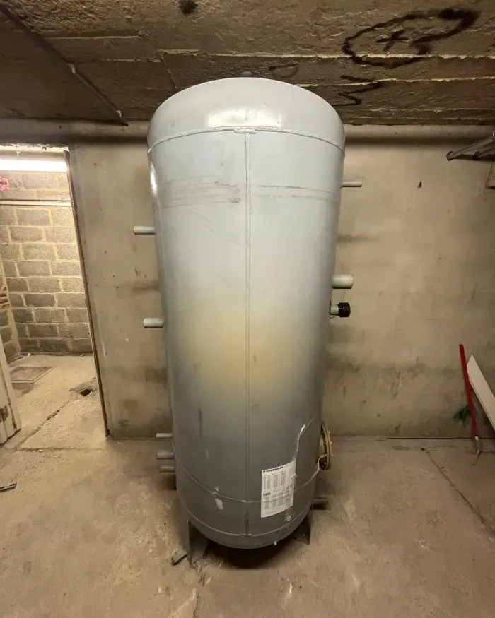 Cuve verticale installée dans la cave, avant l’adaptation du sol.