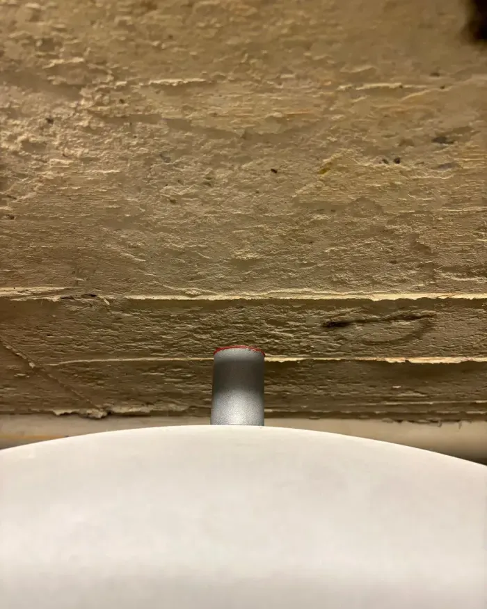 Le piquage supérieur de la cuve, à quelques centimètres du plafond.