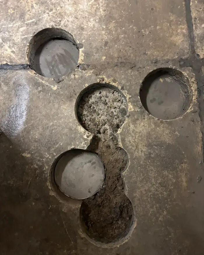 Les carottages de la dalle, trois d’entre eux au fond lissé.