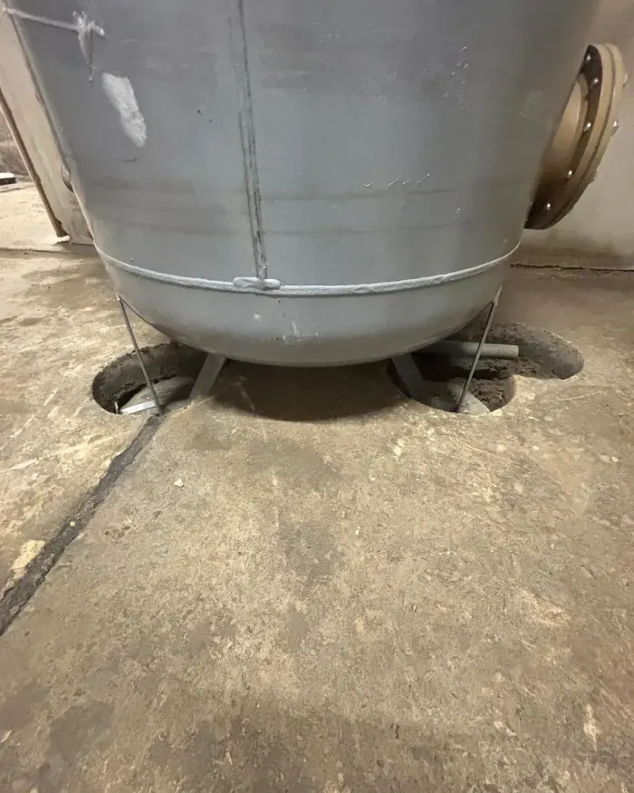 La cuve posée, ses pieds engagés dans les carottages.