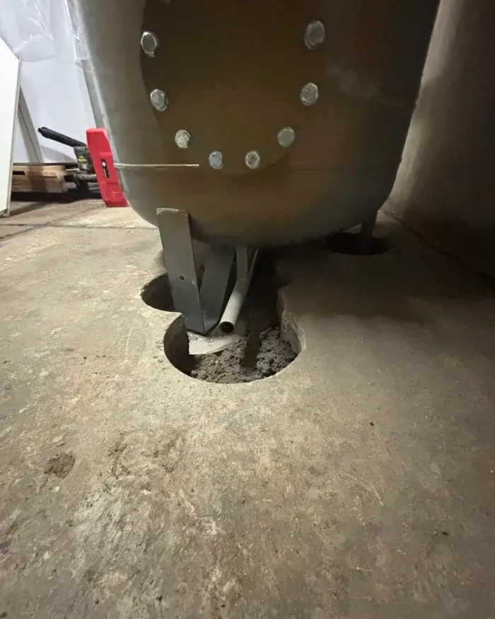 Un pied de la cuve logé dans son carottage.