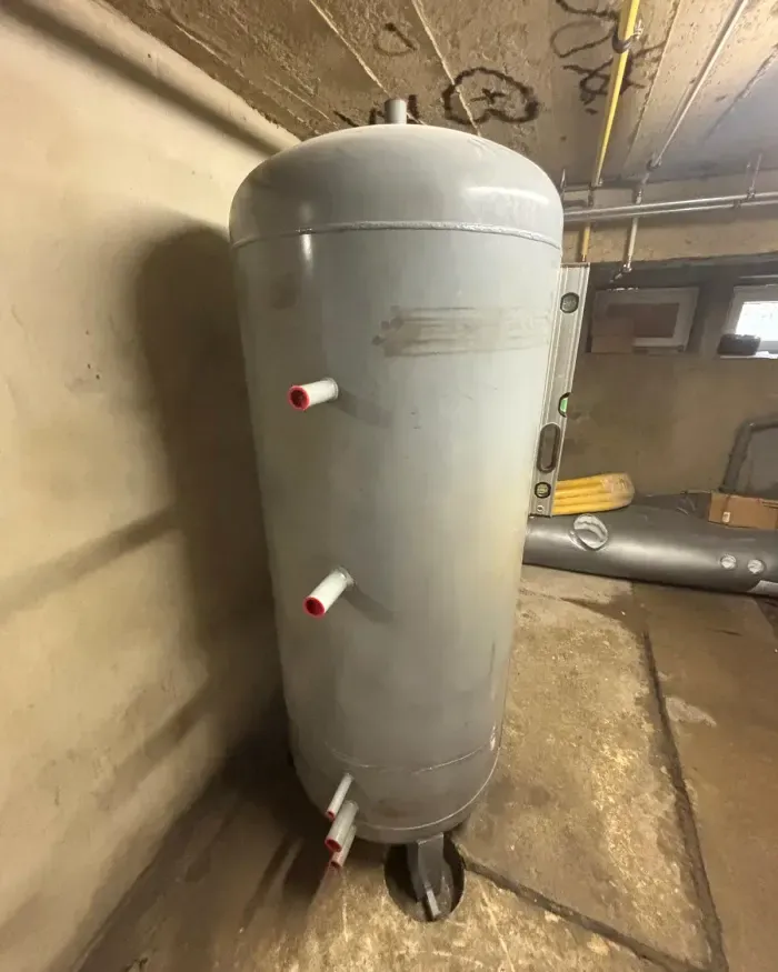 La cuve en place dans la cave, dégagée du plafond.