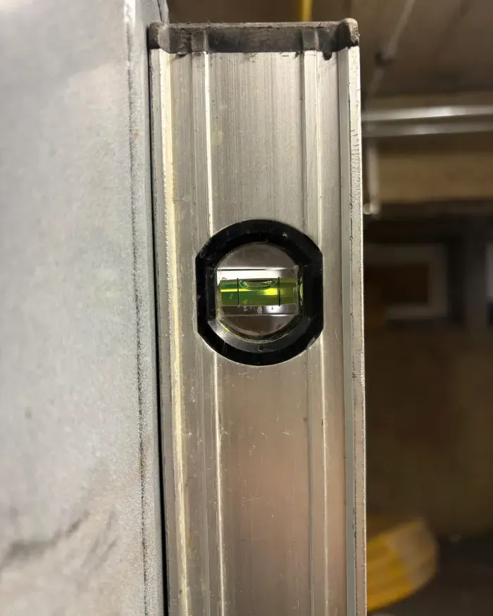 Niveau à bulle posé contre la cuve.