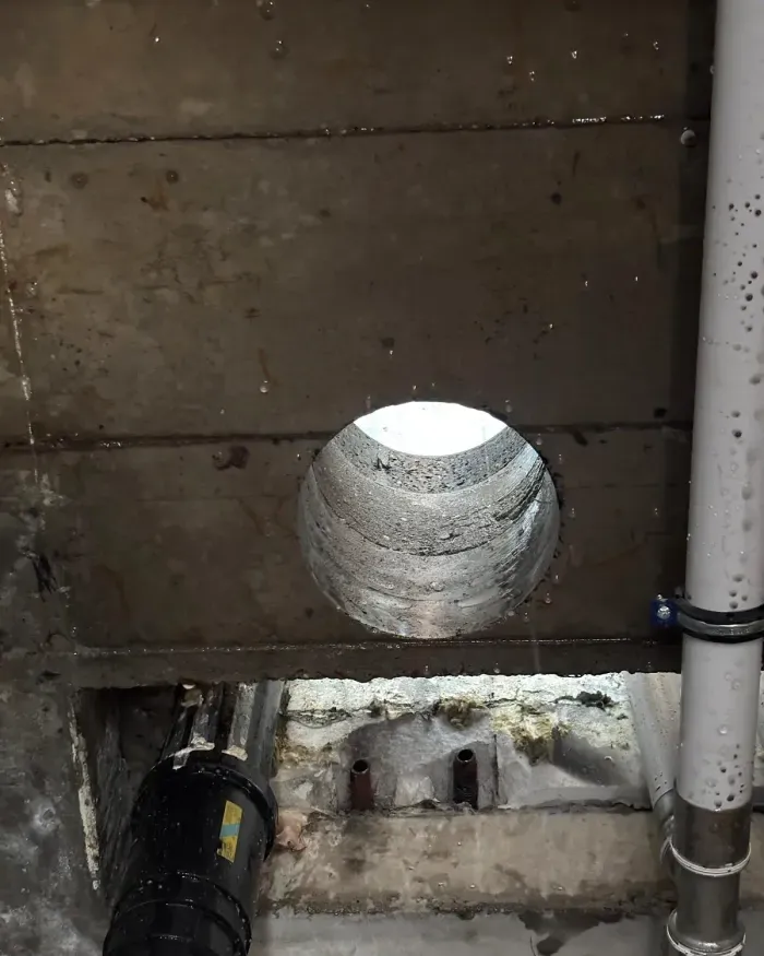 Carottage net à travers la dalle, vu depuis l’étage inférieur.