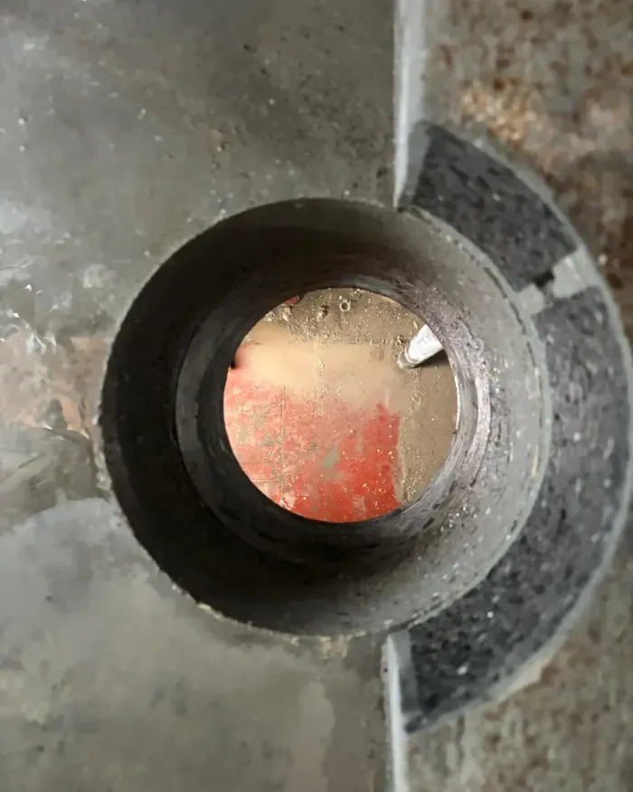 Gros plan du carottage, parois lisses sur toute l’épaisseur.