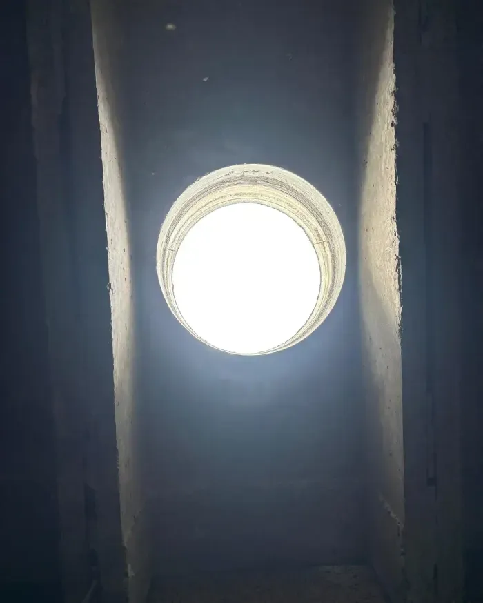 Le carottage terminé : la lumière du jour traverse le plafond.