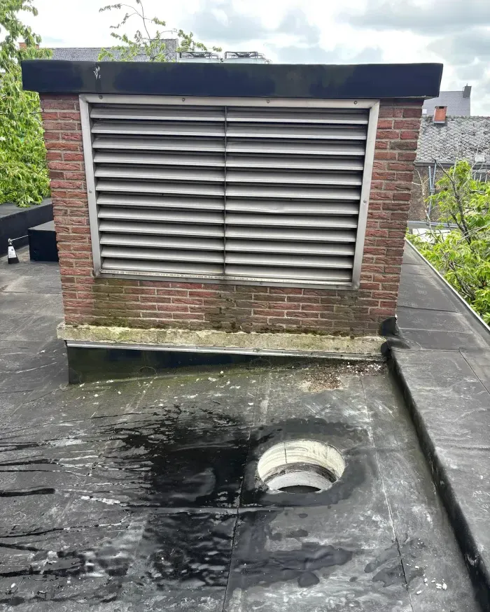 La sortie en toiture, au pied d’un édicule de ventilation en briques.