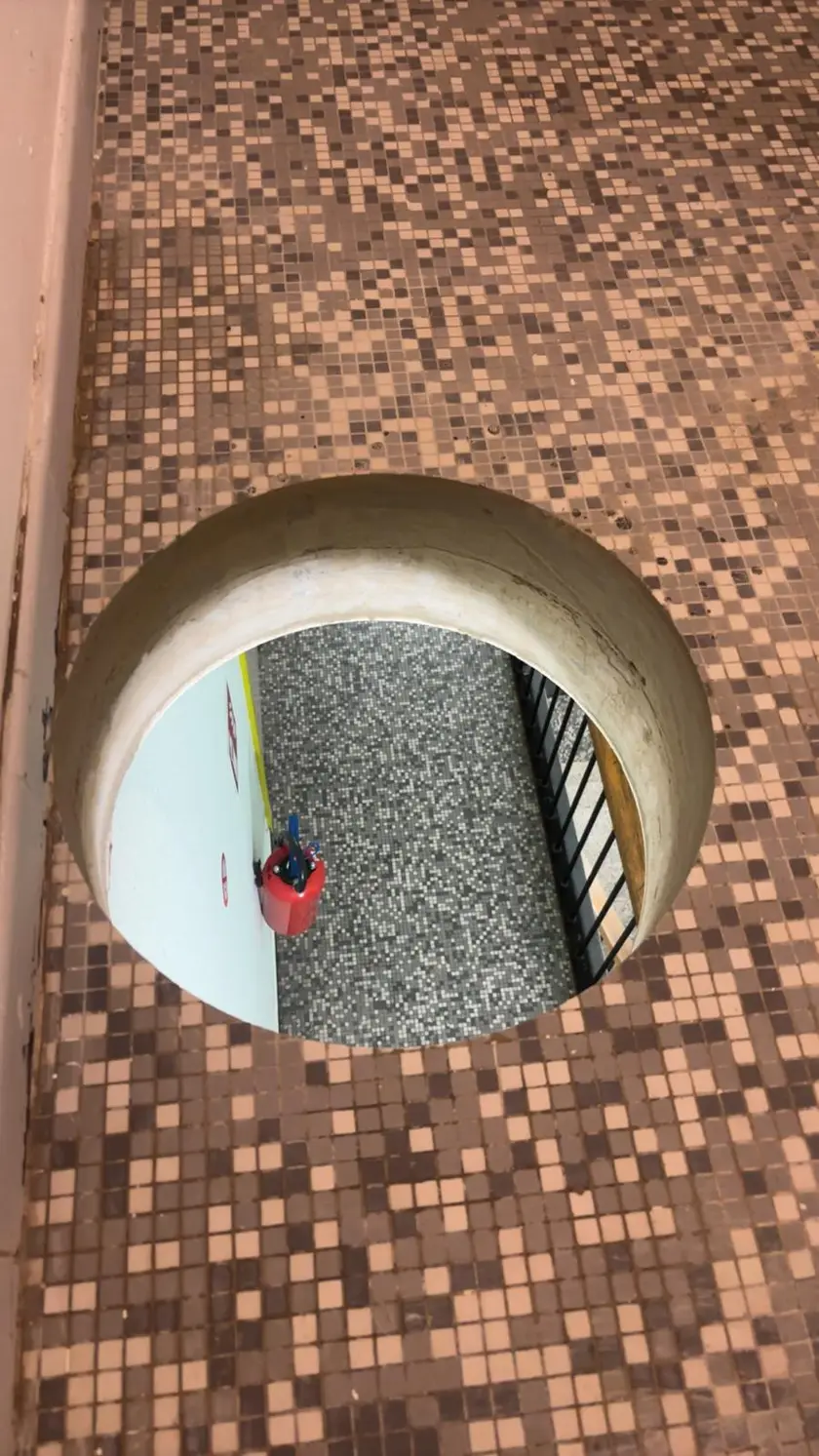 Traversée de dalle vue du dessus, ouverture circulaire donnant sur le niveau inférieur.
